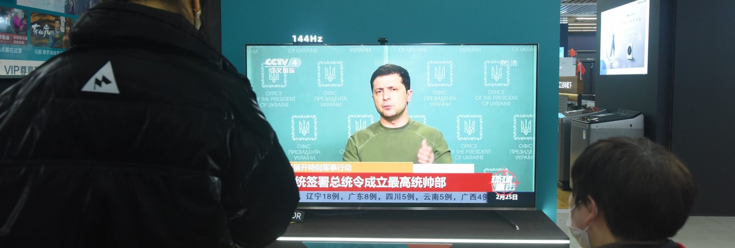 A citizen watches a news report on the conflict between Russia and Ukraine at an appliance store in Hangzhou, east China's Zhejiang Province, Feb 25, 2022.