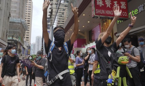 Protestierende gestikulieren mit fünf Fingern, die die "Fünf Forderungen" symbolisieren, während sie im Rahmen pro-demokratischer Proteste gegen Beijings Nationales Sicherheitsgesetz in Hongkong marschieren; Sonntag, 24. Mai 2020. picture alliance / AP Photo